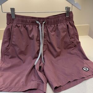 Men’s Vuori Kore shirts 7” in seam small summer red